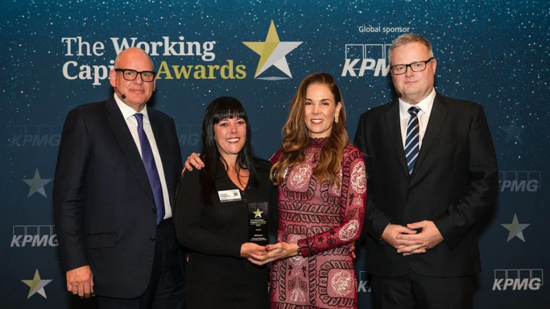 Rebeca Ouro Preto, da Monkey (à dir.), e Cristina Gualberto, da Suzano, com os anfitriões do Working Capital Awards