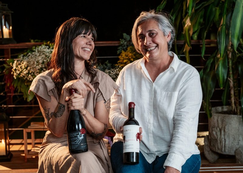 A chef Daniela França Pinto e a sommelière Luciana Bernardes com as garrafas dos vinhos da casa areA15