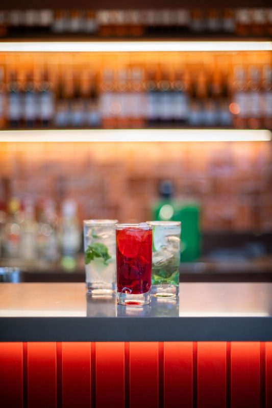 Bar no Ambaar Club de Congonhas oferece drinks autorias de bartenders especializados